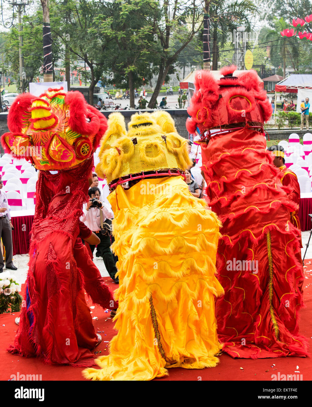 Männern führt der Tanz des Löwen in Vietnamesisch Stockfoto