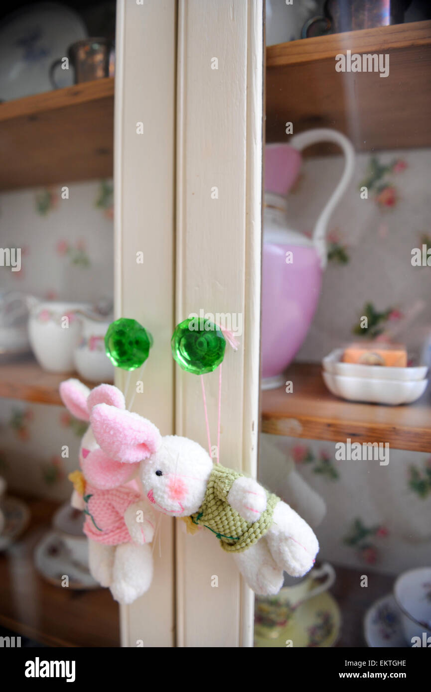 Kinderspielzeug von einem Küchenschrank hängen Stockfoto