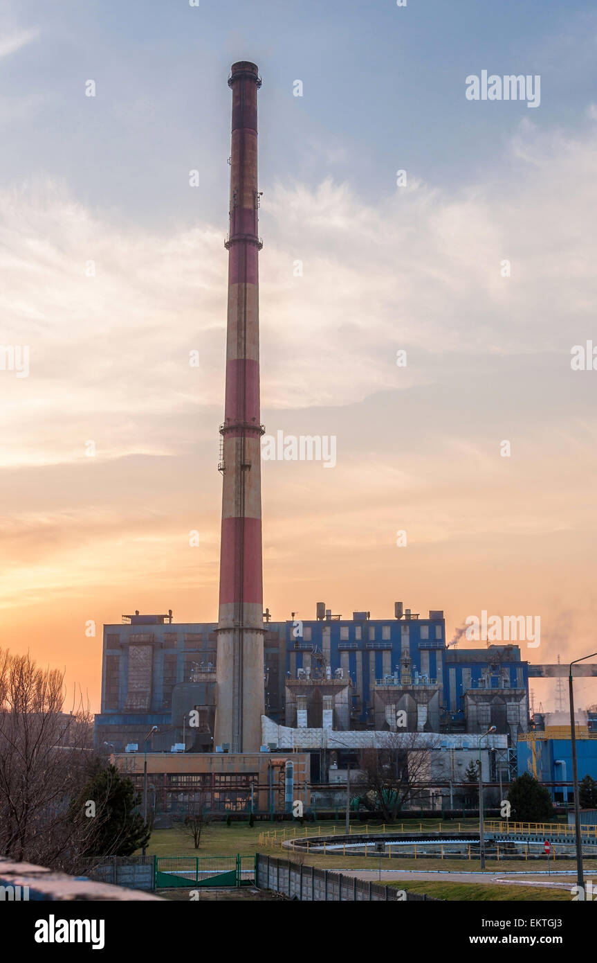 BHKW mit hohen Schornsteine in Polen in der Abenddämmerung Stockfoto