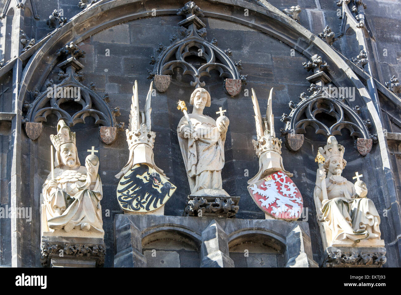 Prager Altstädter Brückenturm, Statuen, links Kaiser Karl IV., St. Veits und Wenzel IV., Sohn Karls IV., Prag, Tschechien, Europa Stockfoto