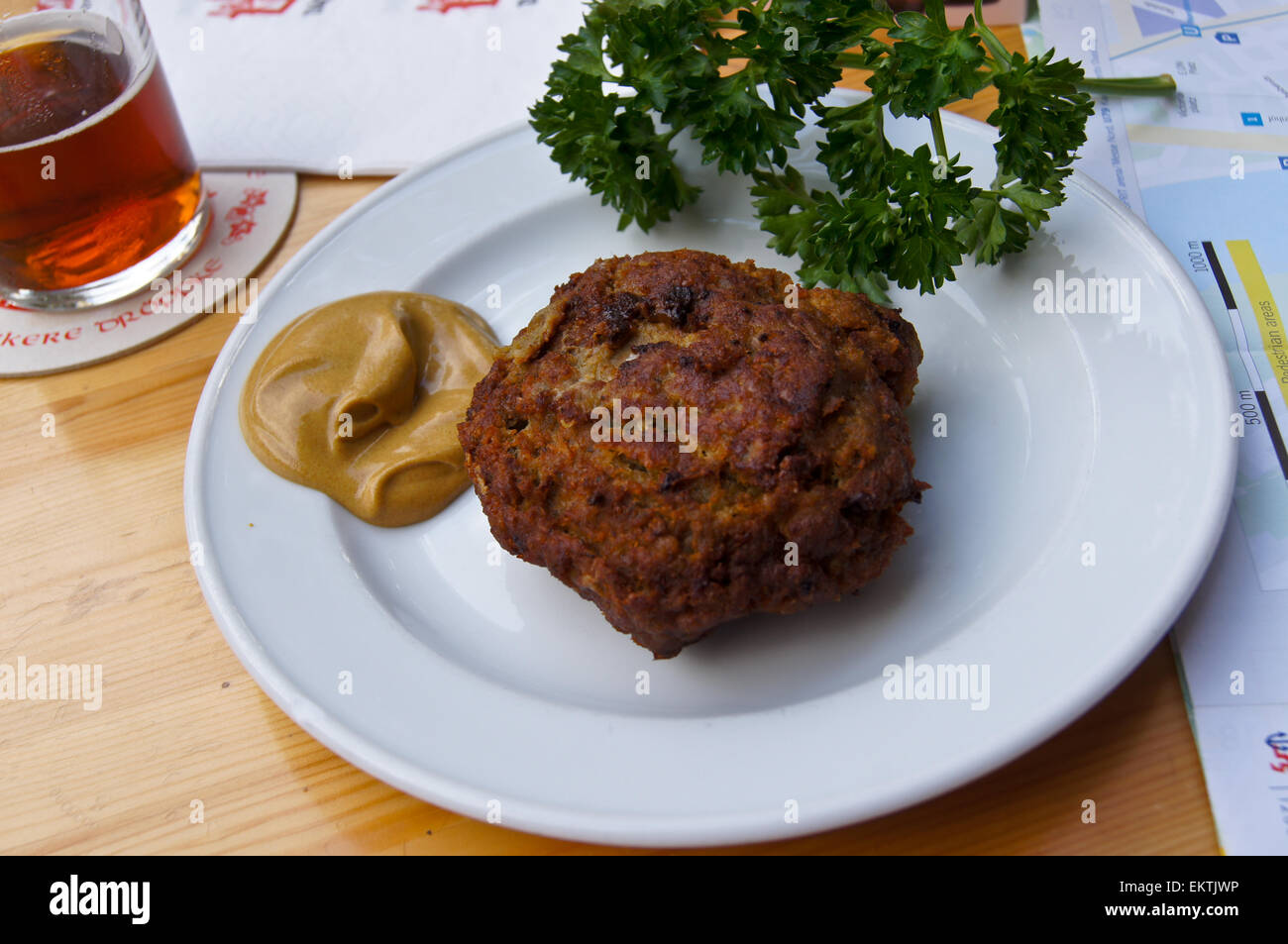 Frikadelle, Schweinefleisch Frikadelle und Senf und ein Glas Altbier im Brauhaus Uerige, Düsseldorf, Nordrhein-Westfalen, Deutschland Stockfoto