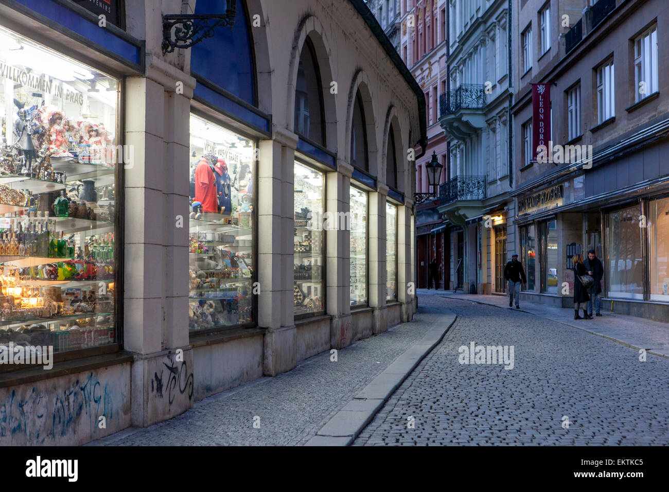 Altstadt Street Shop Prag Havelska Street Abenddämmerung Kopfsteinpflasterstraße historischer Platz Geschäfte im Stadtzentrum Windows Twilight Prag Tschechische Republik Stockfoto