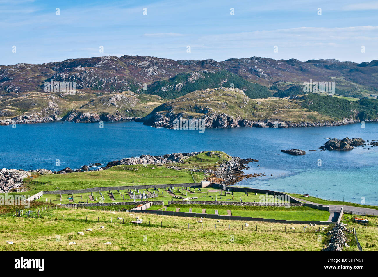 Blick hinunter auf die Küste Friedhof von Scourie, am Rande von Scourie Bay, Sutherland, Northwest Highlands, Schottland, Vereinigtes Königreich Stockfoto