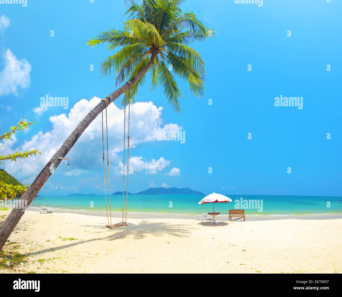 schöner Strand mit Kokospalmen Stockfoto