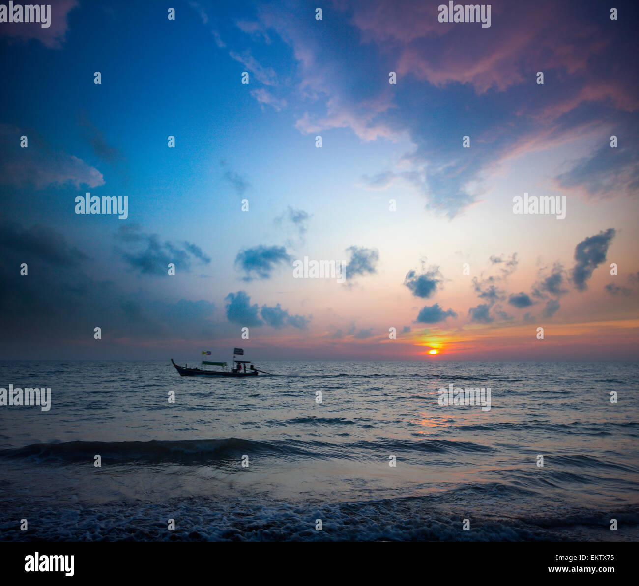 Longtail-Boote und den Sonnenuntergang. Khao Lak, Thailand. Stockfoto