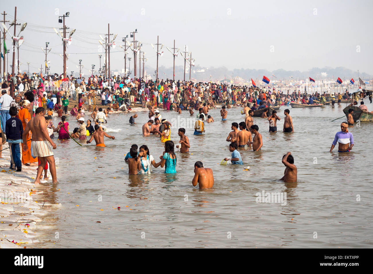 Hindu-Pilger Baden im Triveni Sangam, der Kreuzung von Yamuna und Ganges Flüsse Kumbh Mela in Allahabad, Indien. Stockfoto