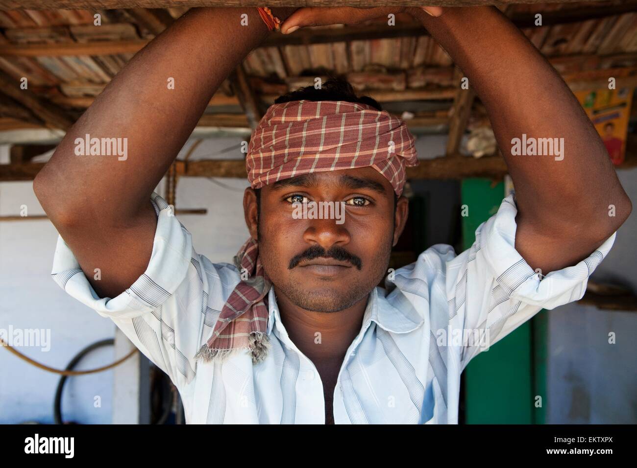 Porträt eines Mannes mit einem Schal um den Kopf gebunden; Sathyamangalam, Tamil Nadu, Indien Stockfoto