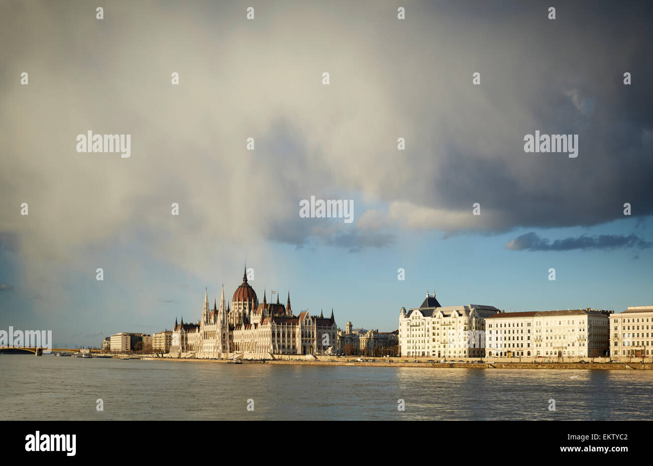 Budapester Parlamentsgebäude gesehen von der Kettenbrücke Stockfoto