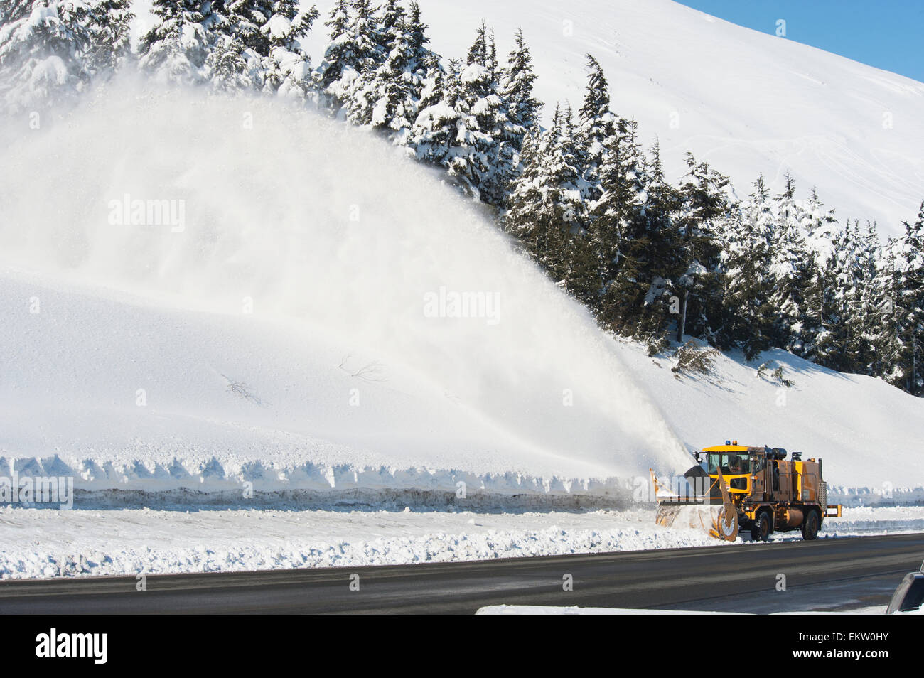 Schneefräse löscht die Straße entlang der Seward Highway, Yunan Alaska Stockfoto