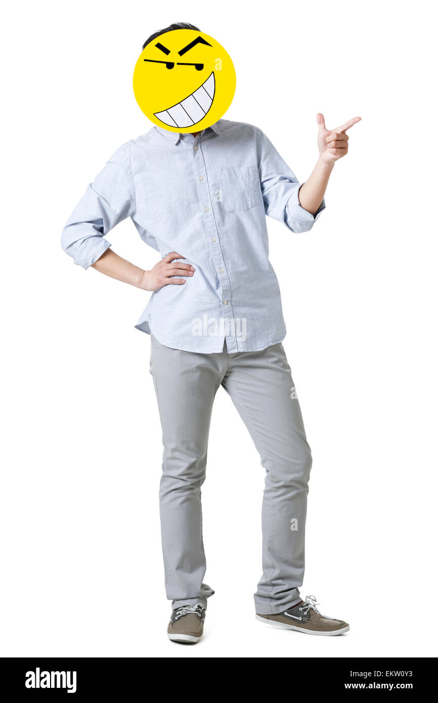 Junger Mann mit einem glücklichen Emoticon Gesicht vor seinem Gesicht Stockfoto