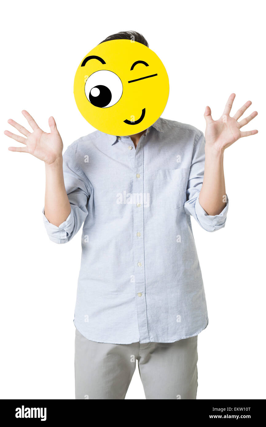 Junger Mann mit einem zwinkernde Smiley-Gesicht vor seinem Gesicht Stockfoto
