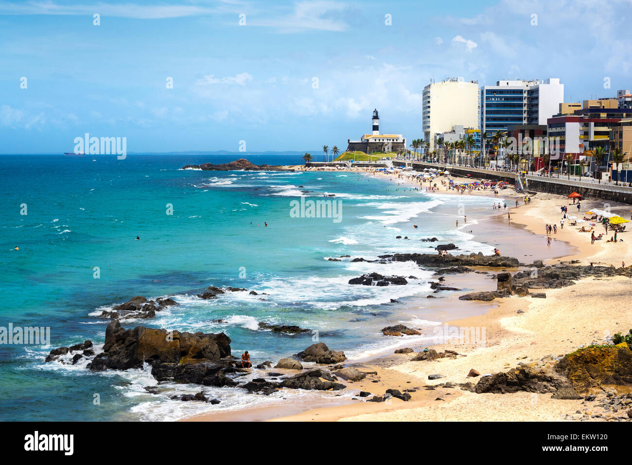 Barra Strand und Leuchtturm Farol da Barra in Salvador da Bahia, Brasilien. Stockfoto