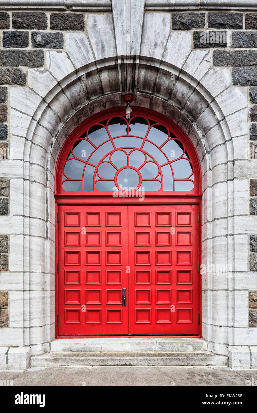 Rote Tür einer alten Stein Kirche Sainte-Croix Kirche; Sainte-Croix Quebec Kanada Stockfoto