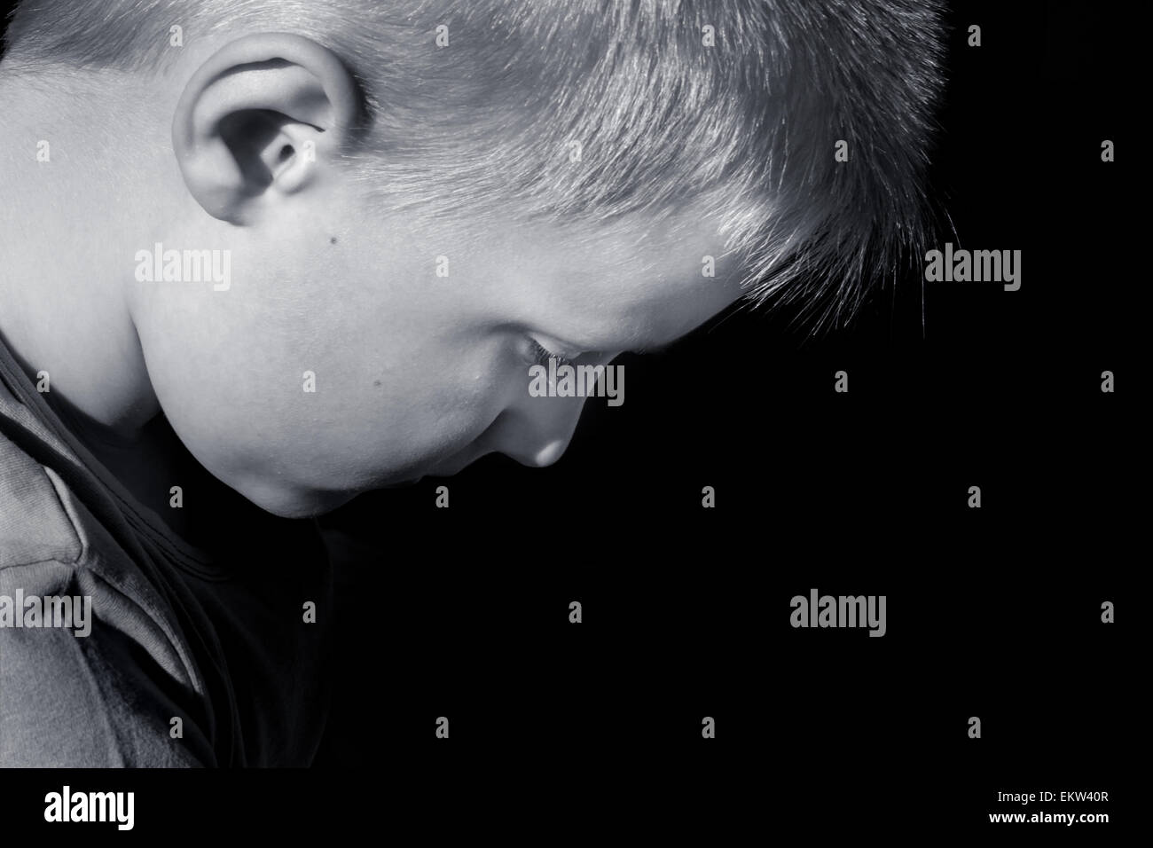 Verärgert missbraucht erschrocken kleines Kind (junge), nahe horizontalen dunklen Porträt mit Textfreiraum Stockfoto