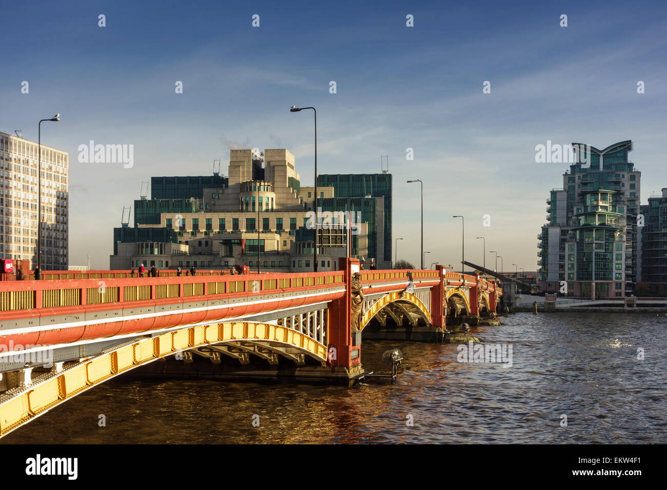 MI6 und St George Wharf, London, UK Stockfoto