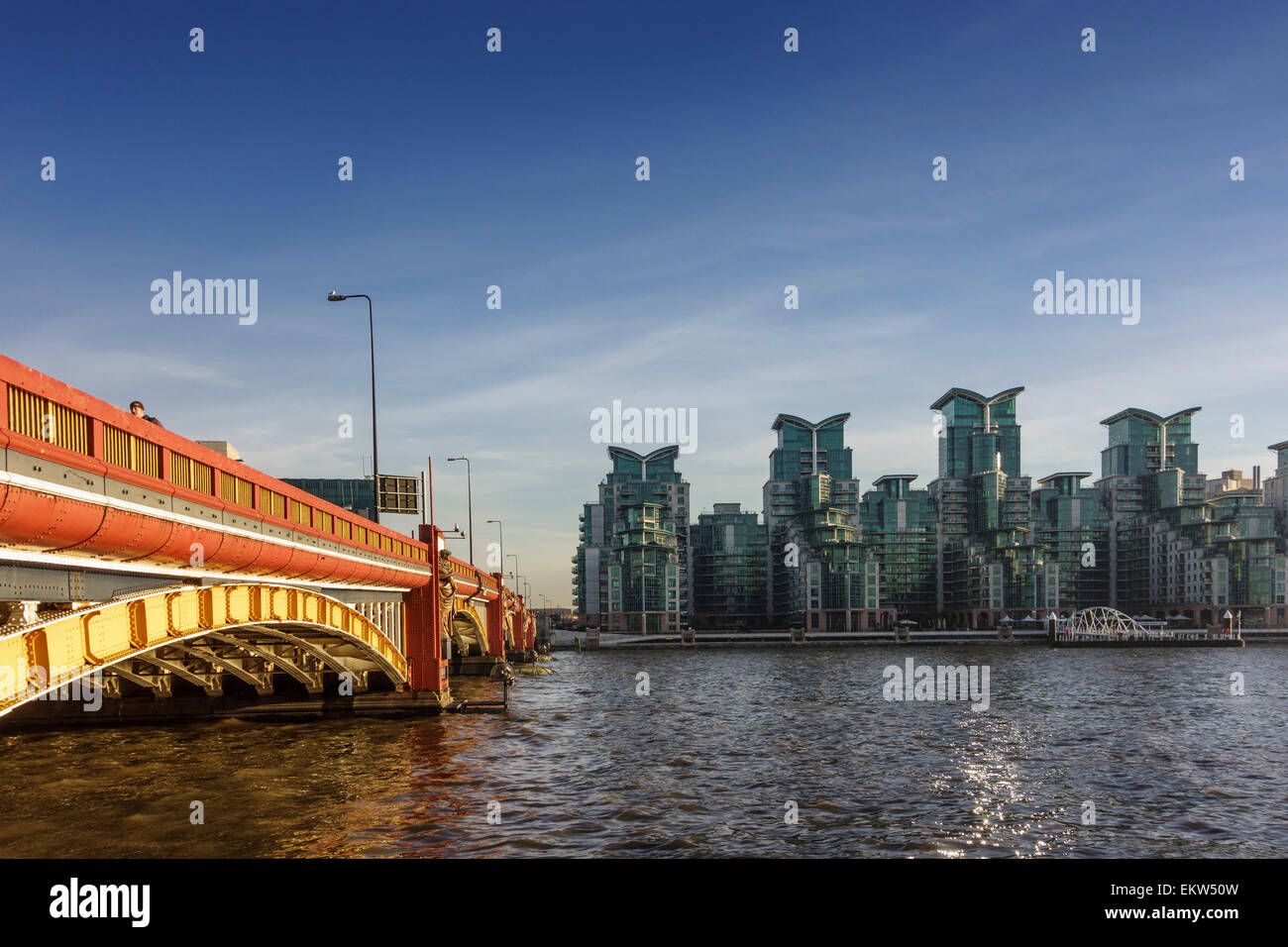 Vauxhall Bridge und Riverside Wohnanlage St. George Wharf, London, UK Stockfoto