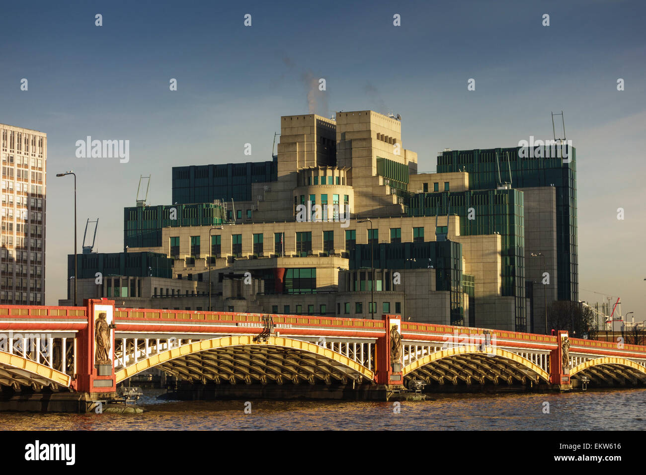 MI6-Gebäude und der Vauxhall Bridge, London, UK Stockfoto