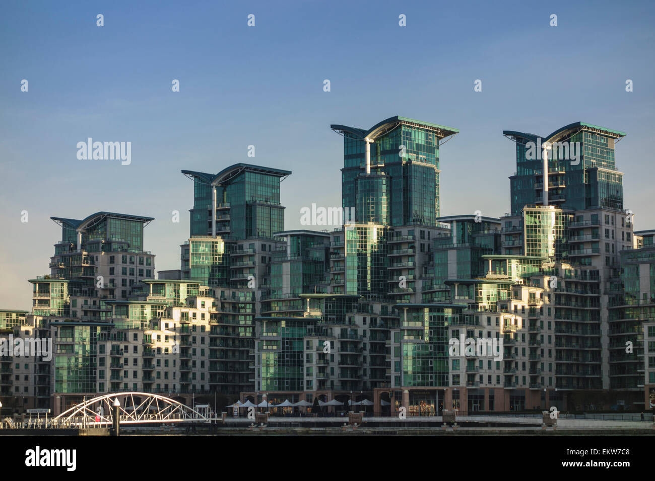 Wohnüberbauung Riverside St George Wharf, London, UK Stockfoto