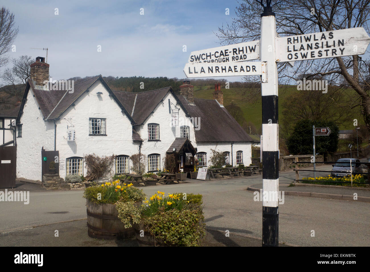 Llanarmon Dyffryn Ceiriog oder Llanarmon DC Village Square mit West Arms Hotel und Wegweiser Wrexham County North Wales UK Stockfoto