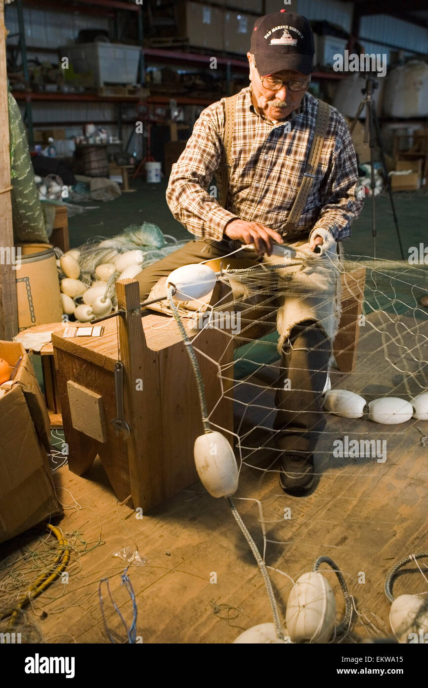 Alaska Native Mann heilt eine Fishing Net bei Peter Pan Seafoods Bristol Bay Dillinghan Alaska Stockfoto