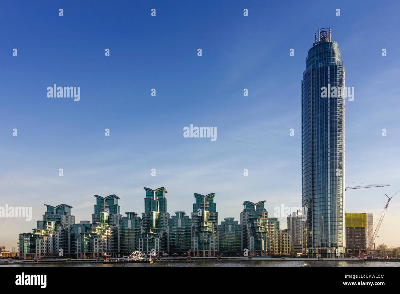 Wohnüberbauung Riverside St George Wharf und Tower, London, UK Stockfoto