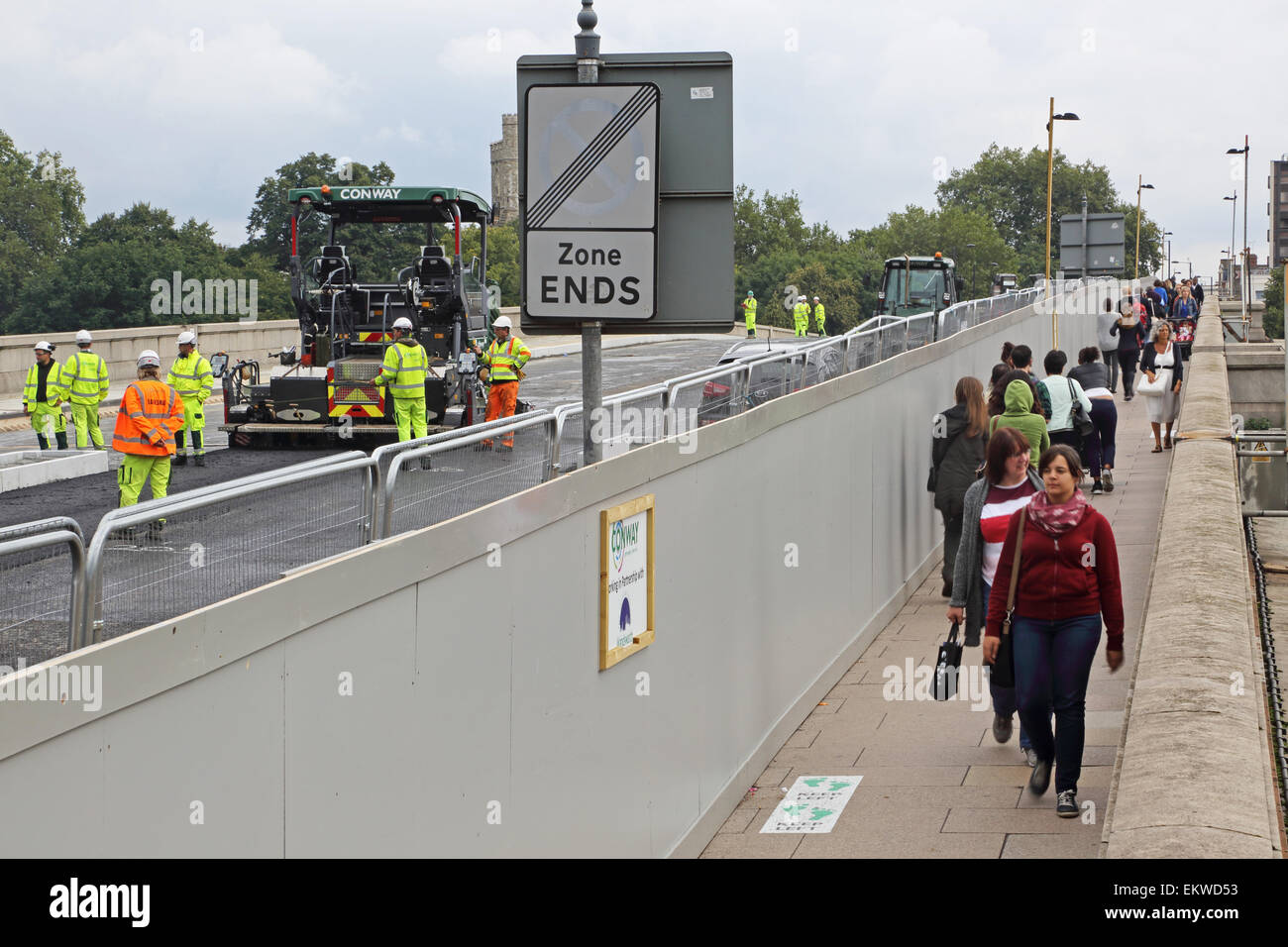 Fußgänger getrennt von Bauarbeiten durch eine temporäre Horten in Putney Bridge, West London. Brücke für den Verkehr gesperrt. Stockfoto