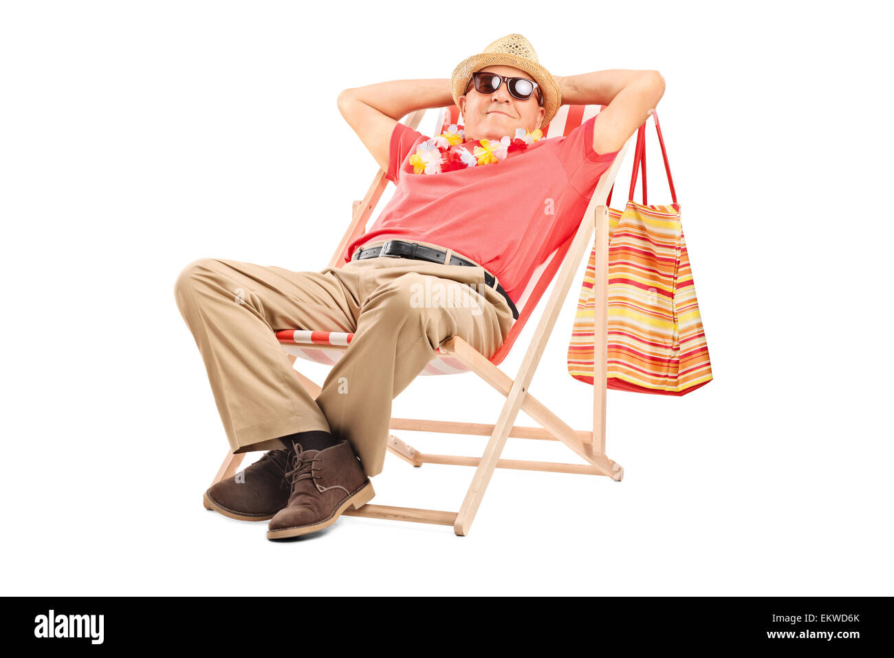 Entspannte senior Herr mit Sonnenbrille sitzen in einem bequemen Liege Liegestuhl isoliert auf weißem Hintergrund Stockfoto