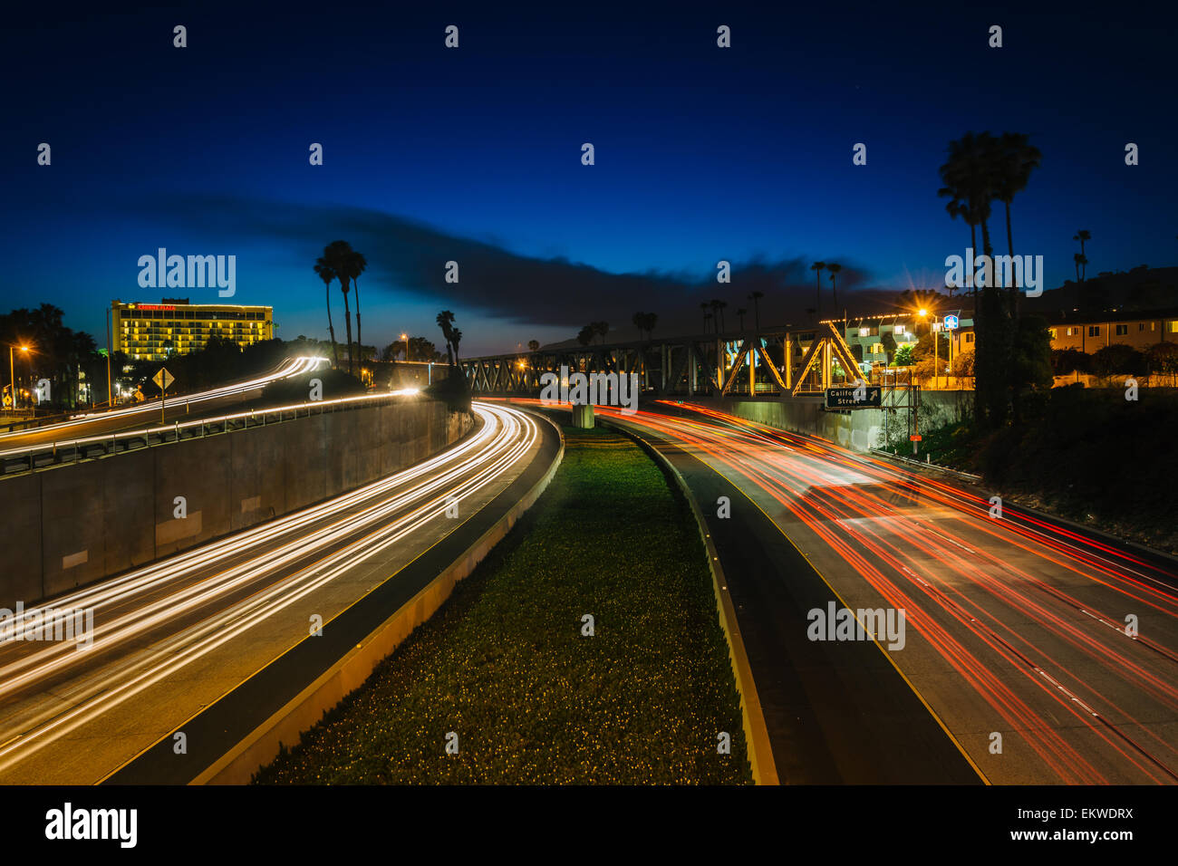 Langzeitbelichtung des Verkehrs auf US 101 in der Nacht, in Ventura, Kalifornien. Stockfoto