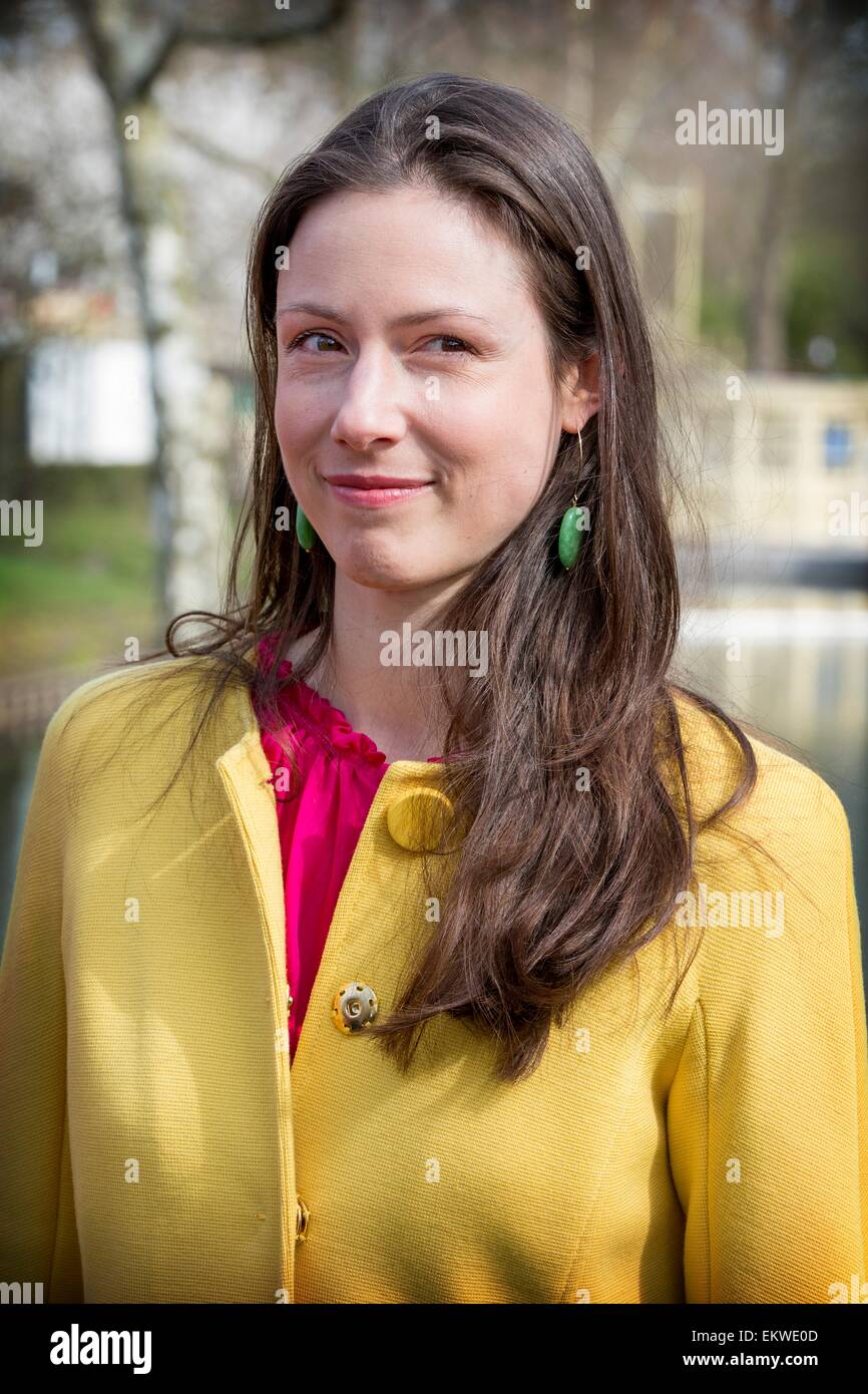 Kaatsheuvel, Niederlande. 13. April 2015. Prinzessin Viktoria de Bourbon de Parme Leergut Wishing gut zusammen mit Kindern aus Kinderboom Schule im Freizeitpark De Efteling in Kaatsheuvel, den Niederlanden, 13. April 2015. Besucher des Parks können die Wishing Well mit Münzen füllen und einen Wunsch. Jedes Jahr sind die Erlöse an Save the Children, einer Organisation zur Verfügung, die die Rechte des Kindes fördert. Prinzessin Viktoria wurde der Gönner von Save the Children. Foto: Albert Nieboer/RPE / - NO-Draht-SERVICE-/ Dpa/Alamy Live News Stockfoto