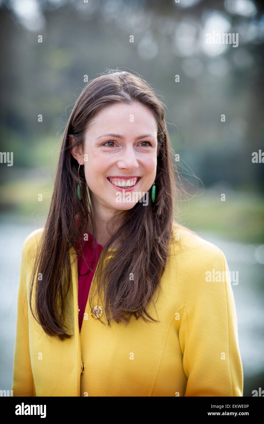 Kaatsheuvel, Niederlande. 13. April 2015. Prinzessin Viktoria de Bourbon de Parme Leergut Wishing gut zusammen mit Kindern aus Kinderboom Schule im Freizeitpark De Efteling in Kaatsheuvel, den Niederlanden, 13. April 2015. Besucher des Parks können die Wishing Well mit Münzen füllen und einen Wunsch. Jedes Jahr sind die Erlöse an Save the Children, einer Organisation zur Verfügung, die die Rechte des Kindes fördert. Prinzessin Viktoria wurde der Gönner von Save the Children. Foto: Albert Nieboer/RPE / - NO-Draht-SERVICE-/ Dpa/Alamy Live News Stockfoto