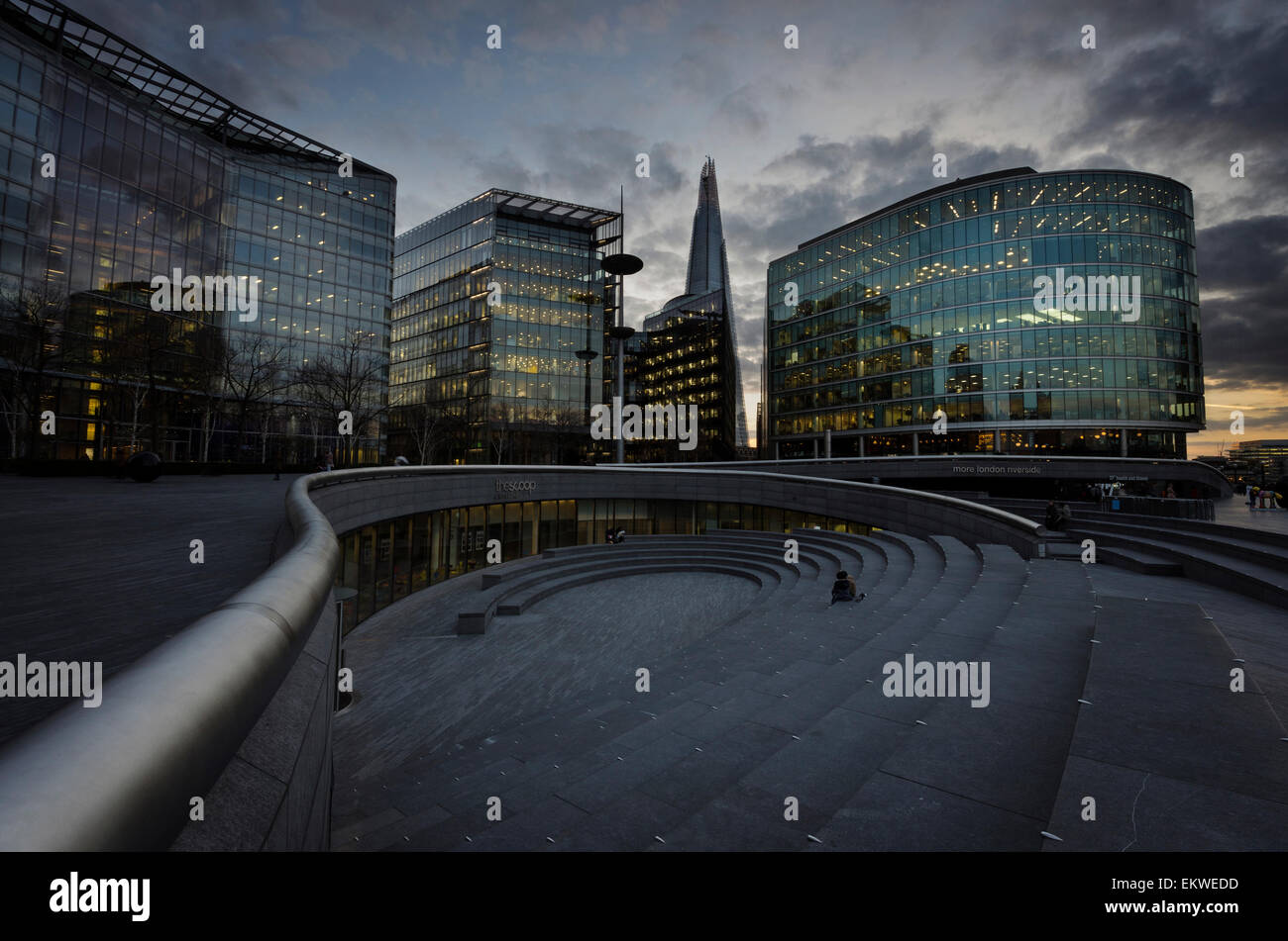 Büros neben der Londoner South Bank schalten Sie das Licht in der Dämmerung. Stockfoto