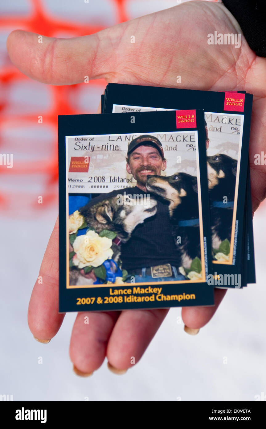 Ein Race-Fan hält ein Lance Mackey Karte vor dem Neustart des 2009 Iditarod In Willow, Alaska Stockfoto