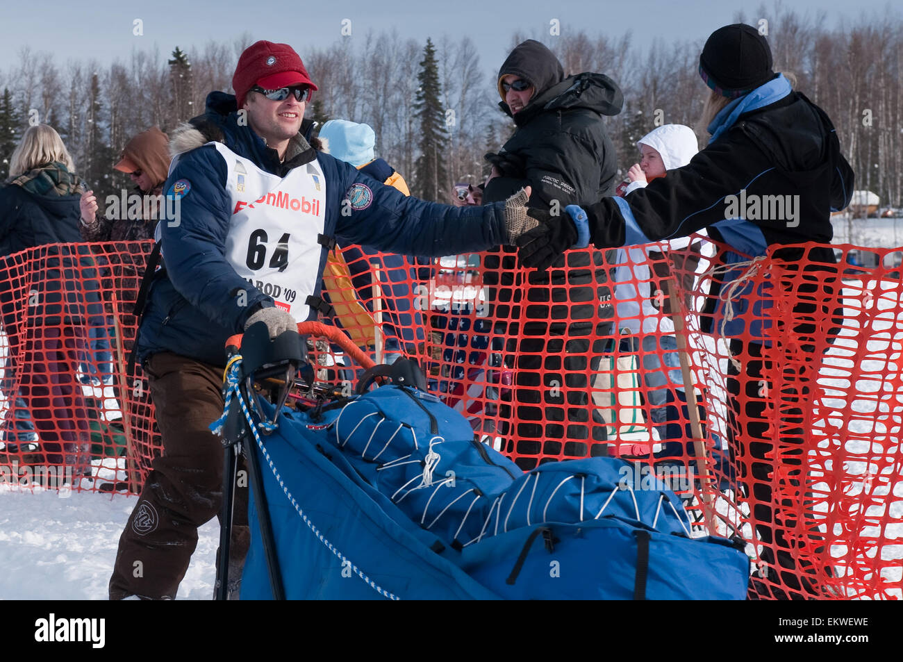 Timothy Hunt Team verlässt die Startlinie tagsüber Neustart des Iditarod 2009 In Willow, Alaska Stockfoto