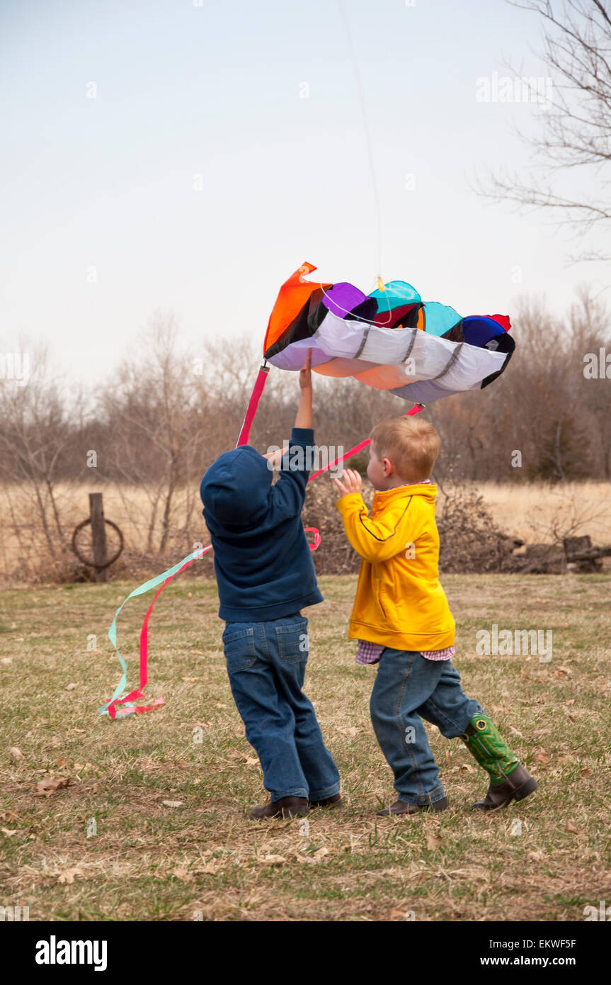 Zwei jungen arbeiten, um einen Drachen in der Luft Stockfoto