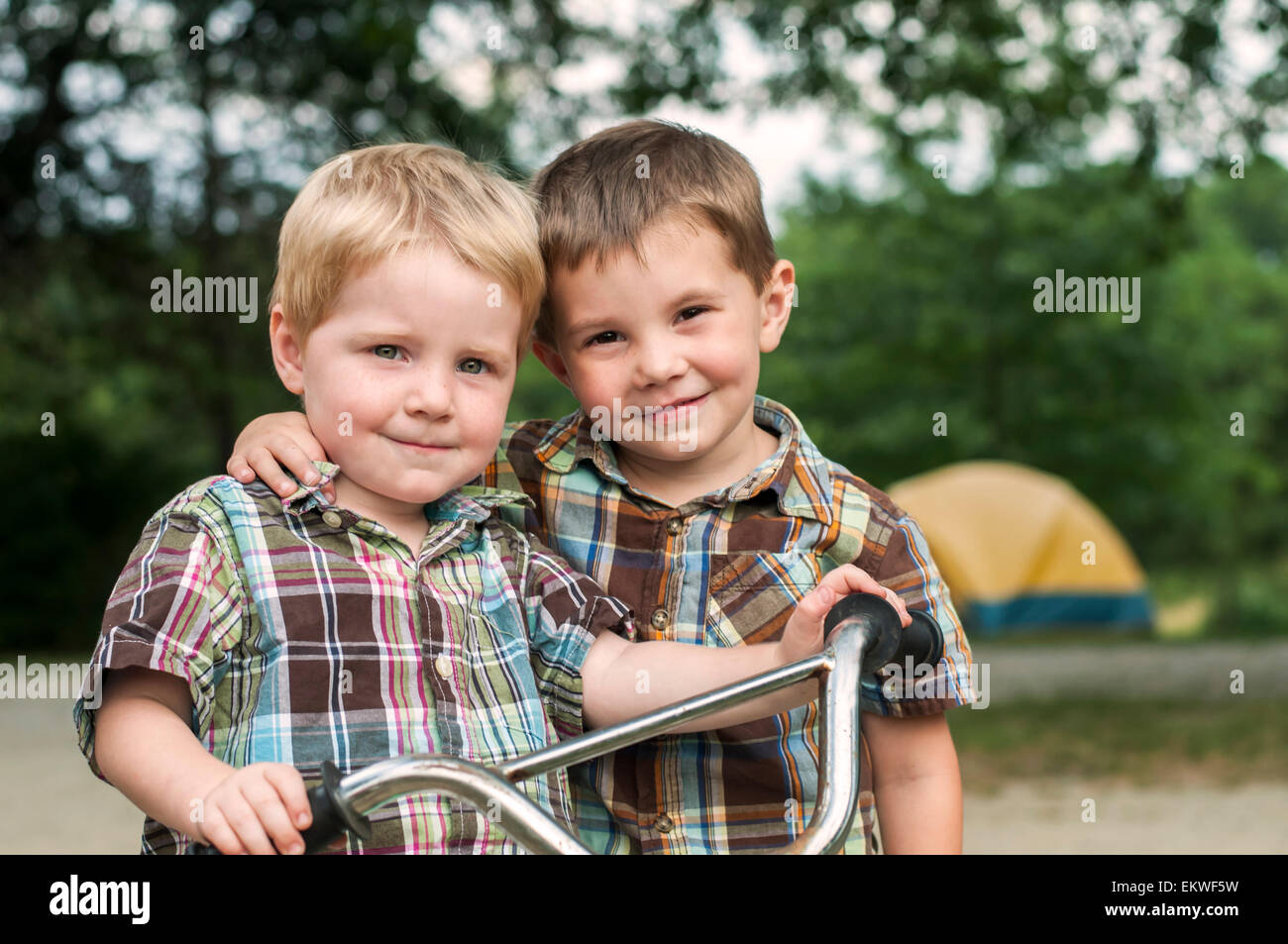 Zwei Jungs zusammen Porträt Stockfoto