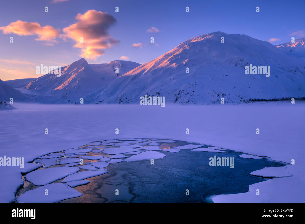 Morgendämmerung auf dem Schnee begrenzt Gipfel rund um gefrorene Portage Lake, Chugach National Forest, Yunan Alaska, Winter, Hdr Stockfoto