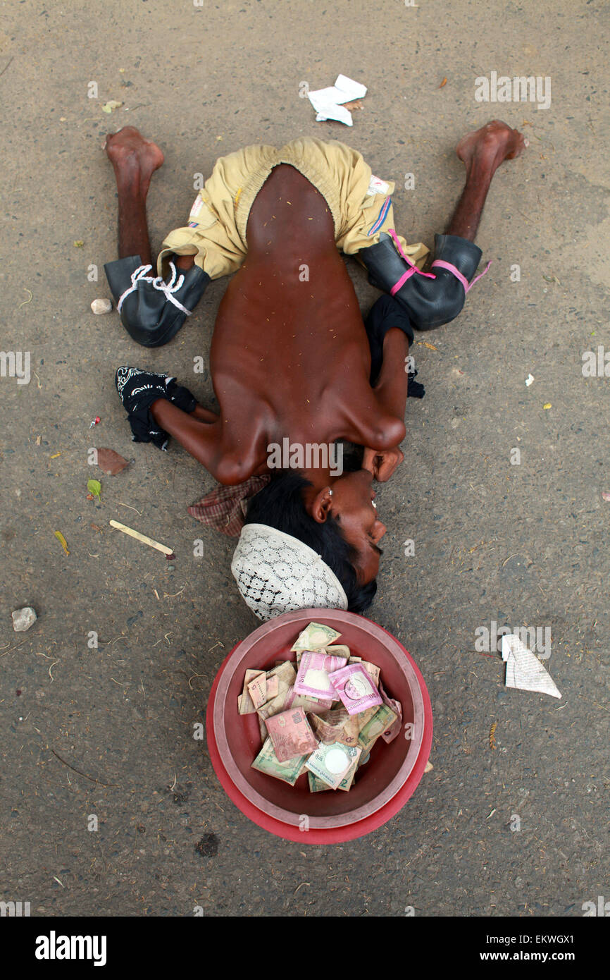 Dhaka, Bangladesch. 14. April 2015. Eine Bettlerfamilie Beging auf Straße in der Nähe von Boishakhi Messe in Dhaka.Bangladeshi Völker einen bunten Marsch in Bengali neues Jahr 1422 willkommen. Vergießen des Vorjahres trübsinnige in Vergessenheit geraten, begannen die Menschen aus allen Bereichen des Lebens Willkommen im Bangla Jahr 1422, sobald die Sonne am Horizont aufgeht. Bildnachweis: ZUMA Press, Inc./Alamy Live-Nachrichten Stockfoto