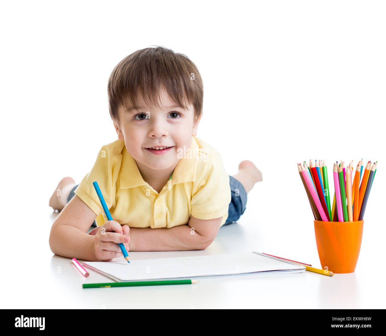 Nettes Kind junge zeichnen mit Bleistiften in der Vorschule isoliert Stockfoto