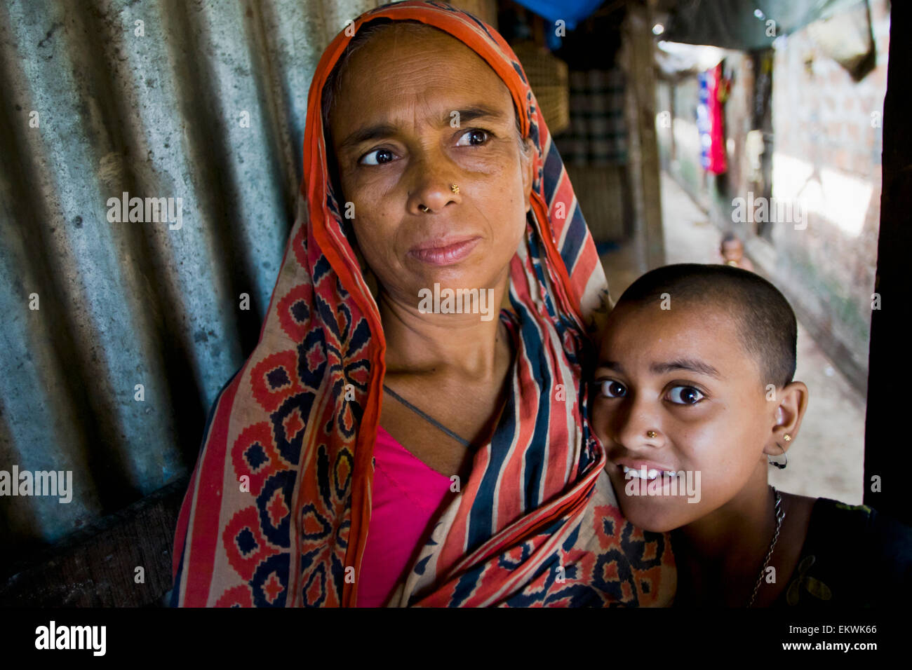 Eine Mutter und Tochter In den Slums; Sylhet, Bangladesch Stockfoto