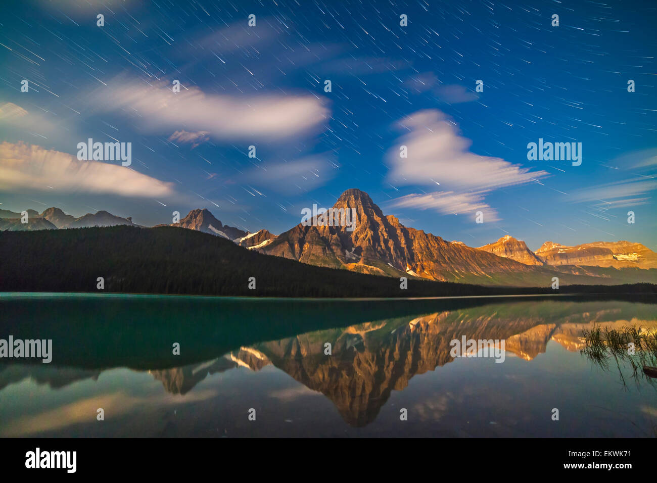 11. August 2014 - Stars am nordwestlichen Himmel nachgestellte wie sie hinter dem Berg die kontinentale Wasserscheide in Banff, beh Stockfoto