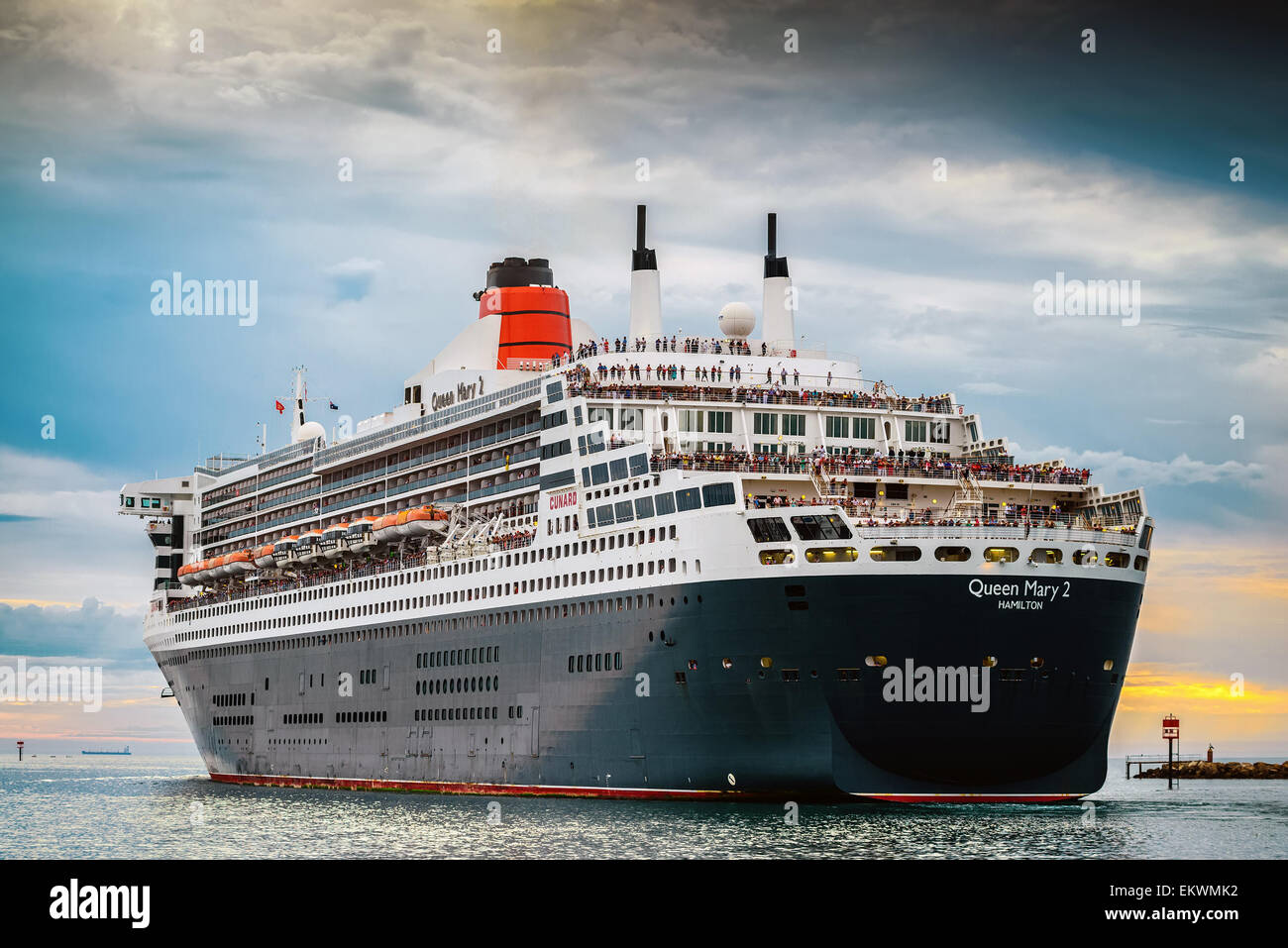 Adelaide, SA, Australien - 10. März 2014: RMS Queen Mary 2 Port Adelaide, Außenhafen, South Australia und Überschrift verlässt Stockfoto