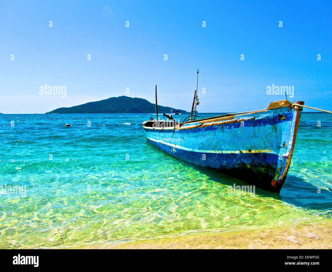 Ein einsamer Boot am Ufer des Cayos Cochinos, Honduras. Stockfoto