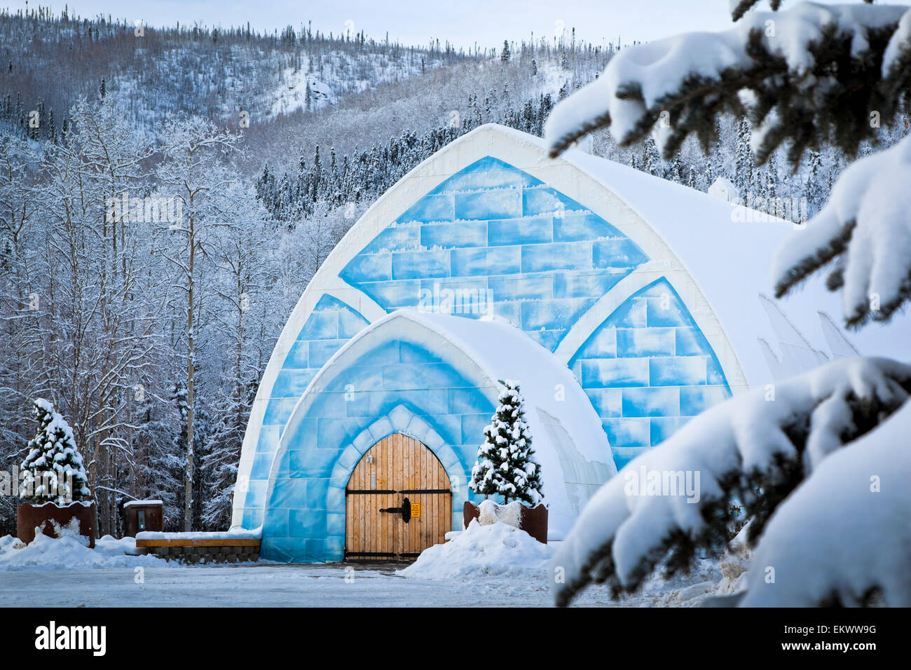 Aurora Ice Museum getarnt in die verschneite Landschaft. Chena Hot Springs Resort, Fairbanks, Alaska Interior, Winter. Stockfoto