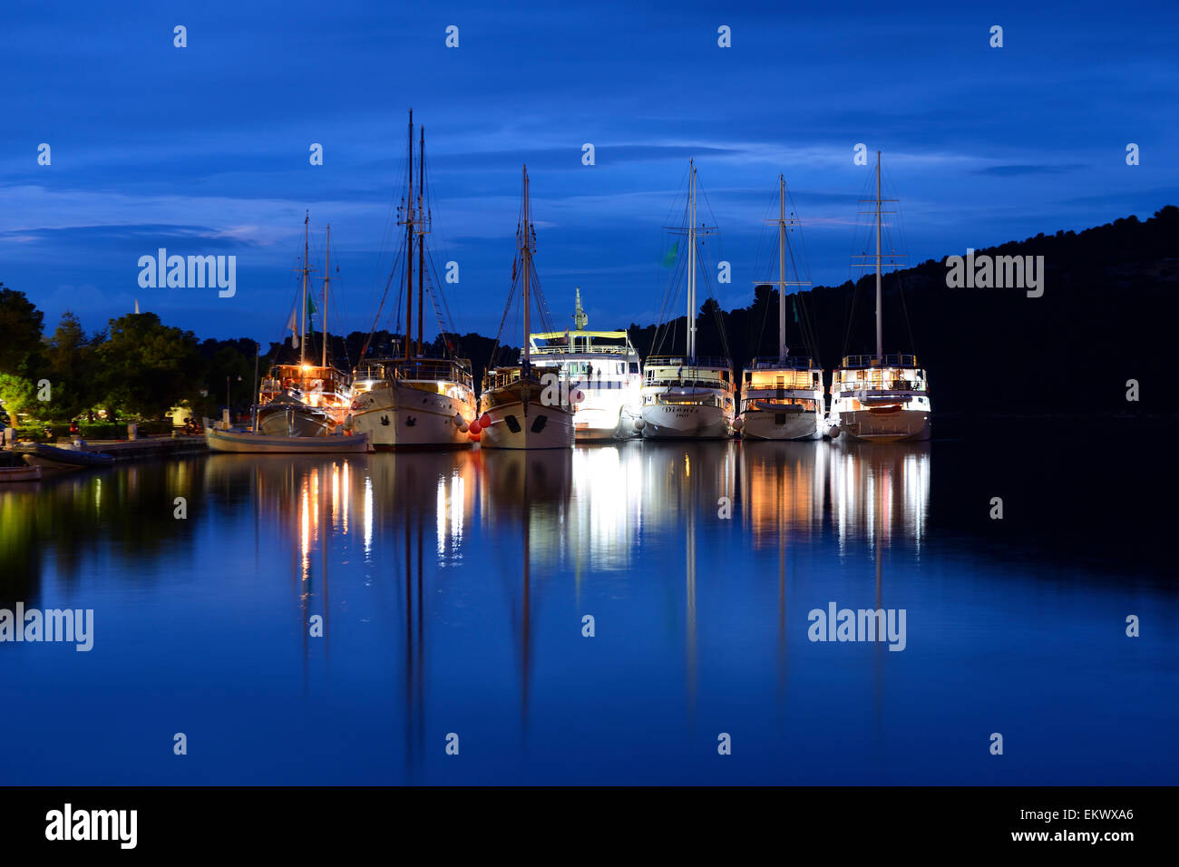 Kreuzfahrtschiffe vor Anker im Hafen von Pomena auf Mljet-Insel an der dalmatinischen Küste von Kroatien Stockfoto