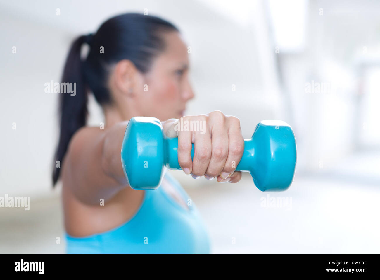 Eine Hand mit blau Kurzhantel Trizeps Verlängerung der sportliche Dame Ausübung Stockfoto