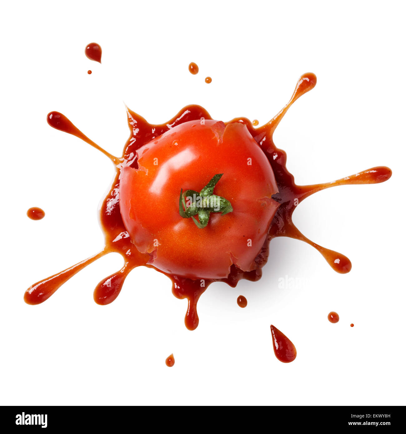 zerkleinert oder mit Ketchup bespritzt Tomate isoliert auf weiss Stockfoto