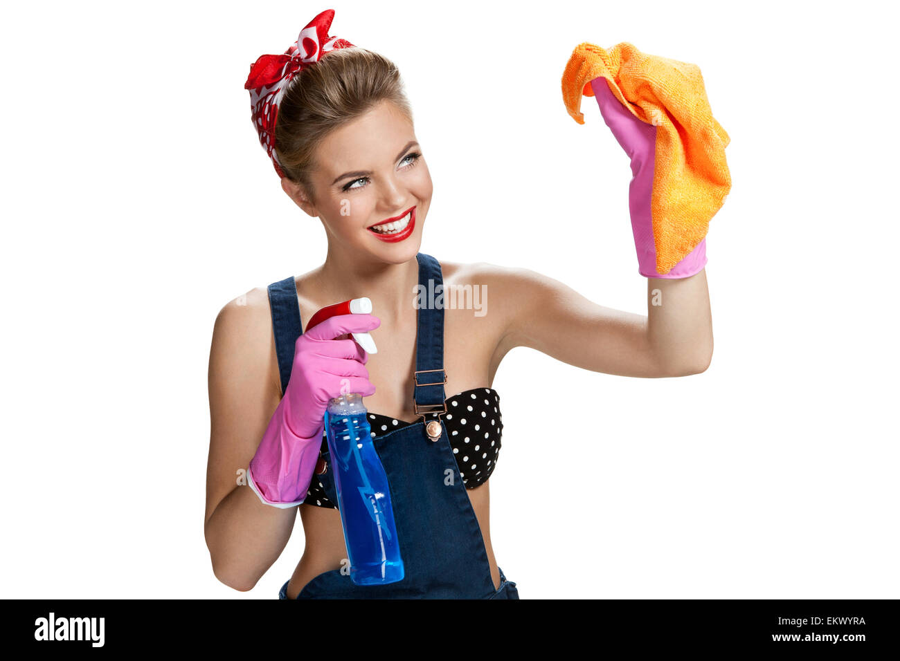 Schöne Arbeiter tragen rosa schützende Gummihandschuhe halten Reinigung Sprühen Sie Flasche und Orange Mikrofaser-Tuch Stockfoto