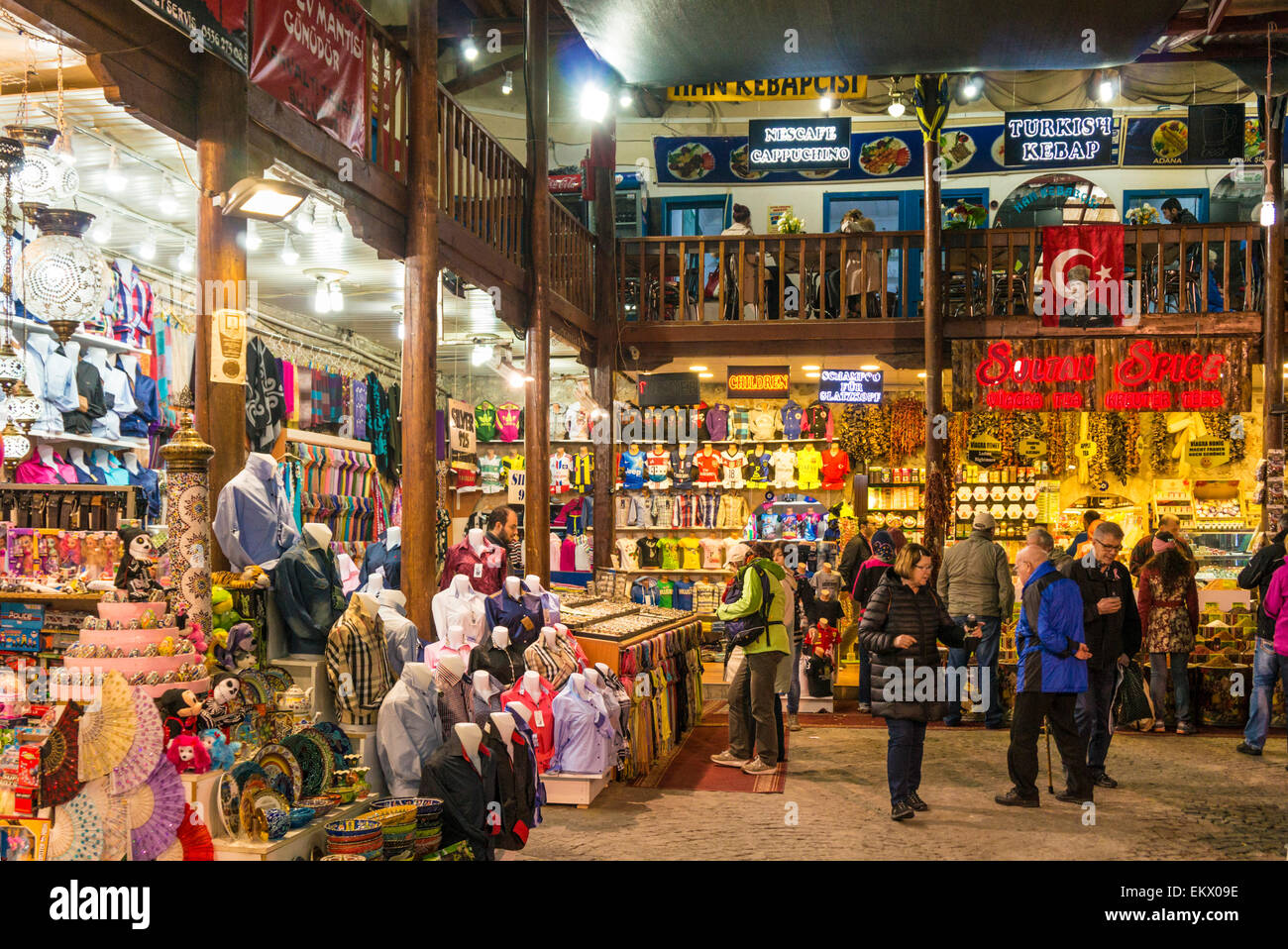 Einkaufen in der traditionellen Basar oder Markt, Altstadt Antalya, Antalya, Mittelmeerregion, Türkei Stockfoto
