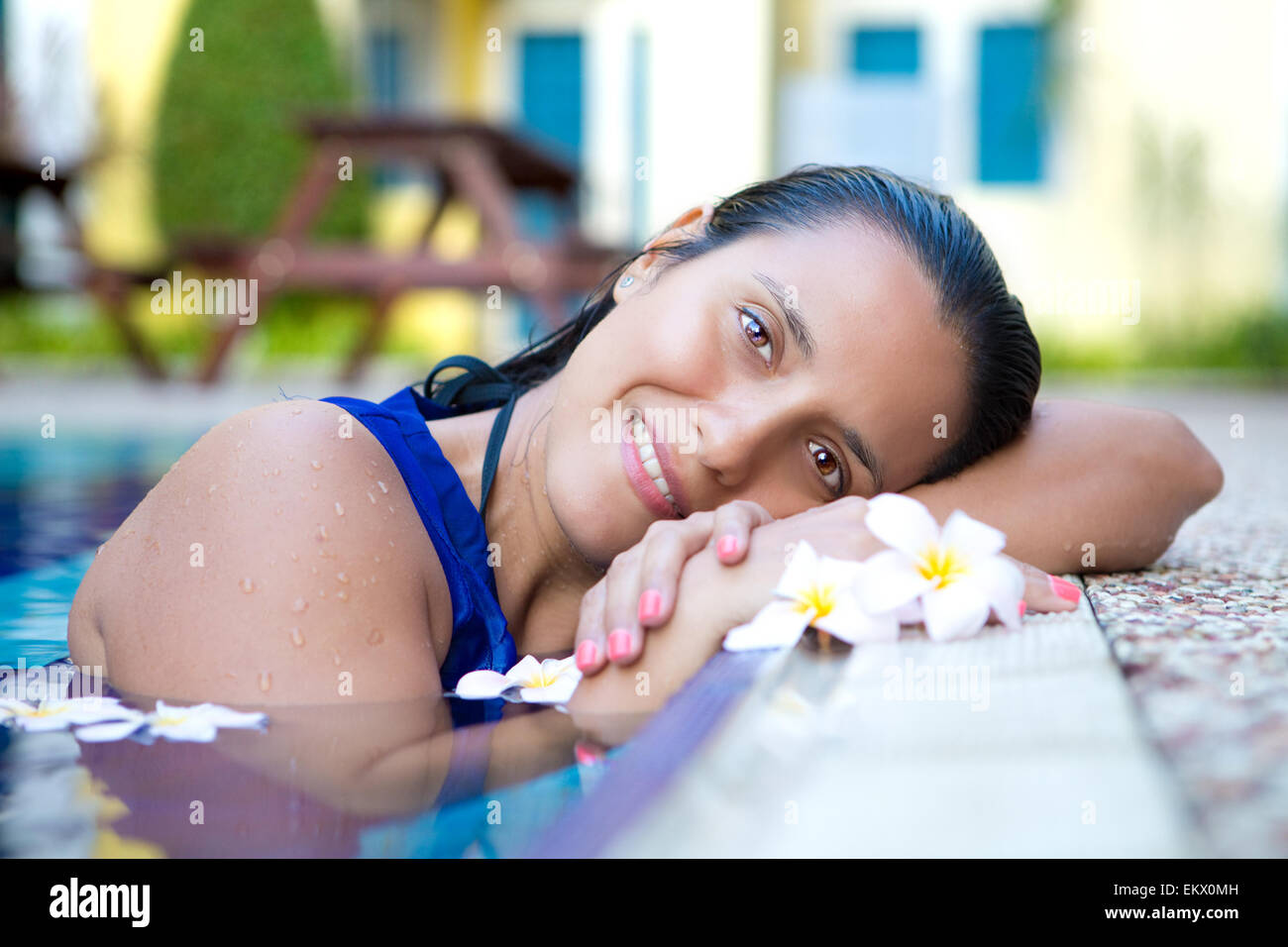 Hübsche Frau in einem Schwimmbad, genießen Sie einen erholsamen und ruhigen Moment. Stockfoto