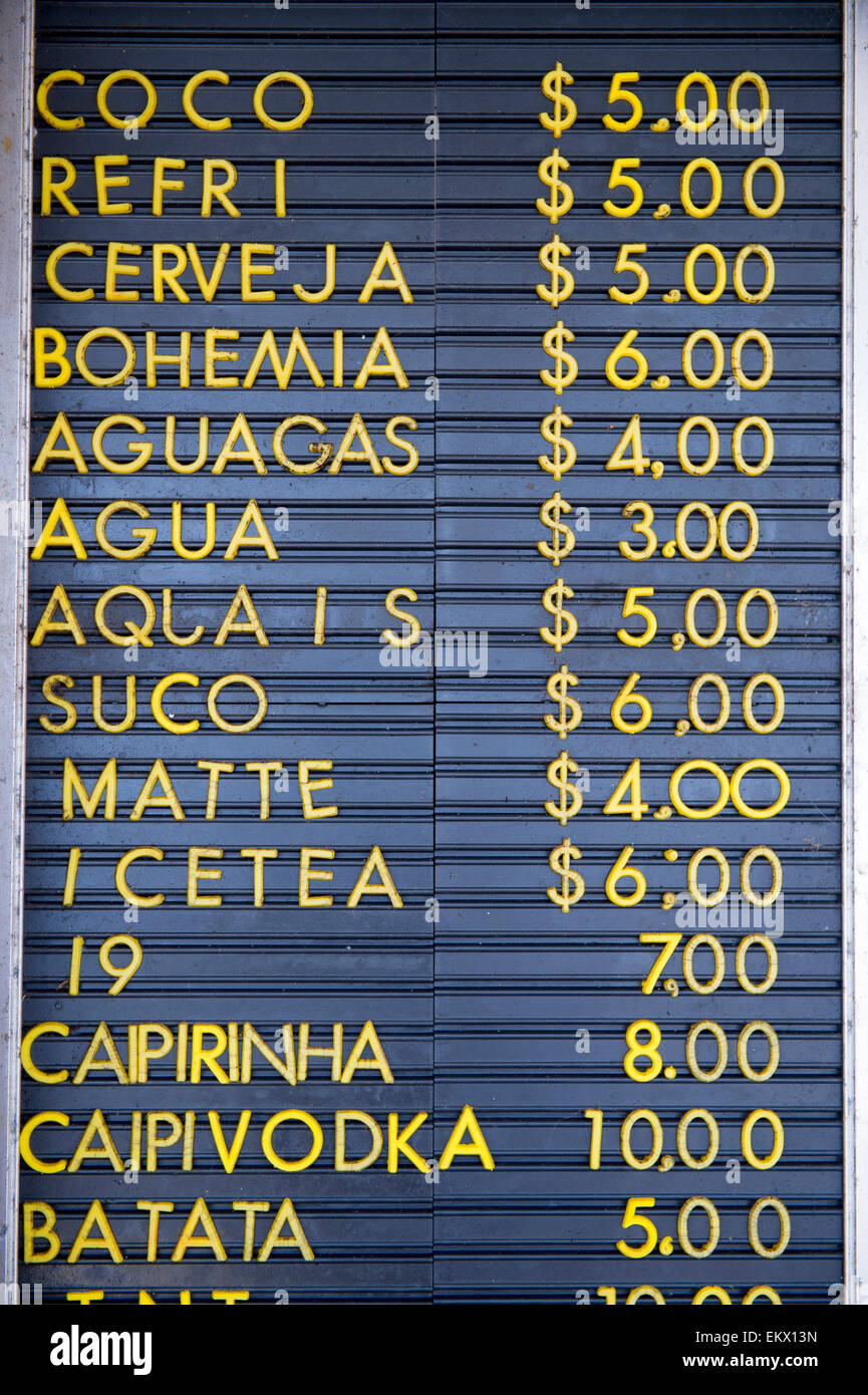 Einfache Zeichen Zeichen listet die Preise für Kokosnüsse, Bier und brasilianischen Caipirinha an einem Strand von Ipanema, Rio De Janeiro-kiosk Stockfoto